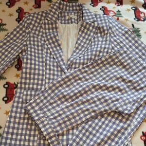 Elegant picture suit for lady.